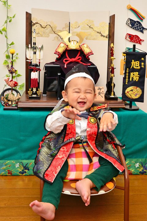 五月人形の兜飾りで端午の節句 お姉ちゃんと一緒に初節句|静岡県田方郡の旭陽くん - ひなせい 五月人形