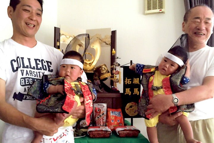 五月人形の兜飾りで端午の節句 双子ちゃんで初節句|静岡県焼津市の颯馬君・拓馬君 - ひなせい 五月人形
