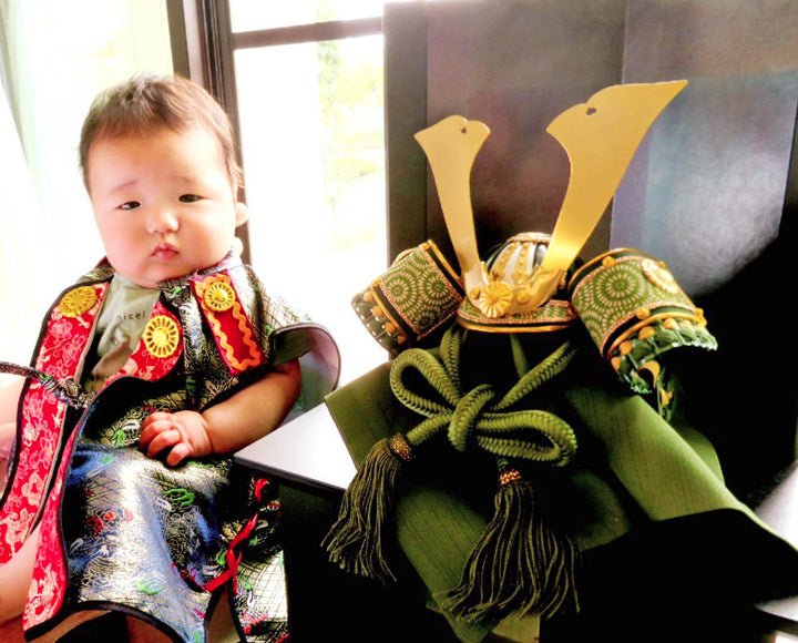 深緑色のお洒落な兜で端午の節句 初節句|埼玉県加須市の創介くん - ひなせい 五月人形