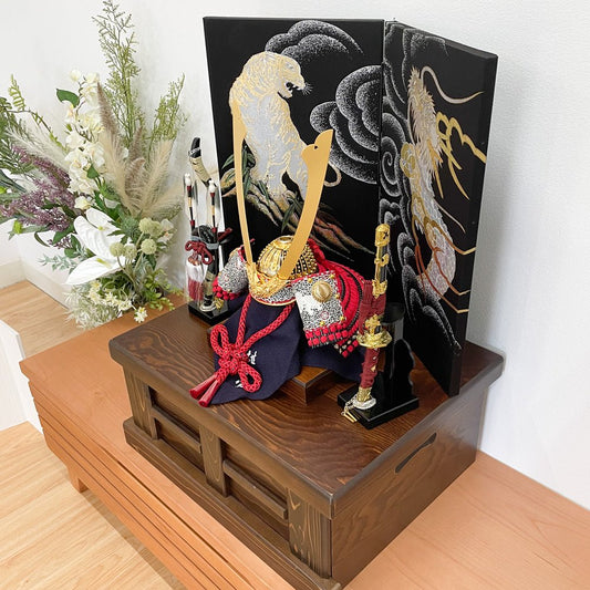 10号兜 景福|鈴甲子雄山作|五月人形 収納飾り|鋲が100個の合わせ鉢|コンパクト |おしゃれ 兜鎧飾り 端午の節句飾り こどもの日 5月人形 人気 - ひなせい 五月人形