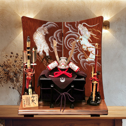 加藤鞆美作|1/3源義家兜(銀)|平飾り 五月人形|稀な銀金具|コンパクト おしゃれ 兜鎧飾り 端午の節句飾り こどもの日 5月人形 人気 - ひなせい 五月人形