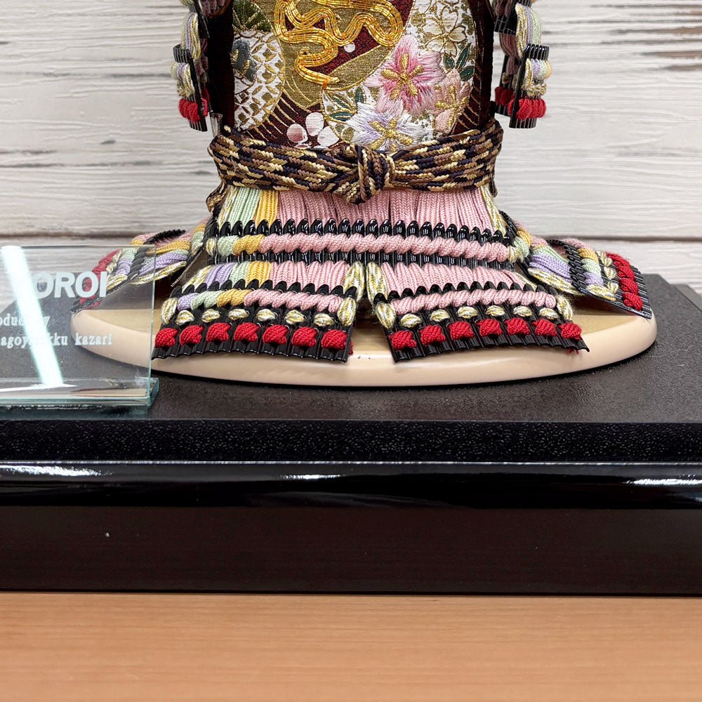 横幅25.5cm|4号 ケース奉納鎧飾り 金駒刺繍| 桃色 エンジ|彩色な彩り艶やかな色艶 |五月人形|コンパクト おしゃれ 兜鎧飾り 端午の節句飾り ケース飾り - ひなせい 五月人形