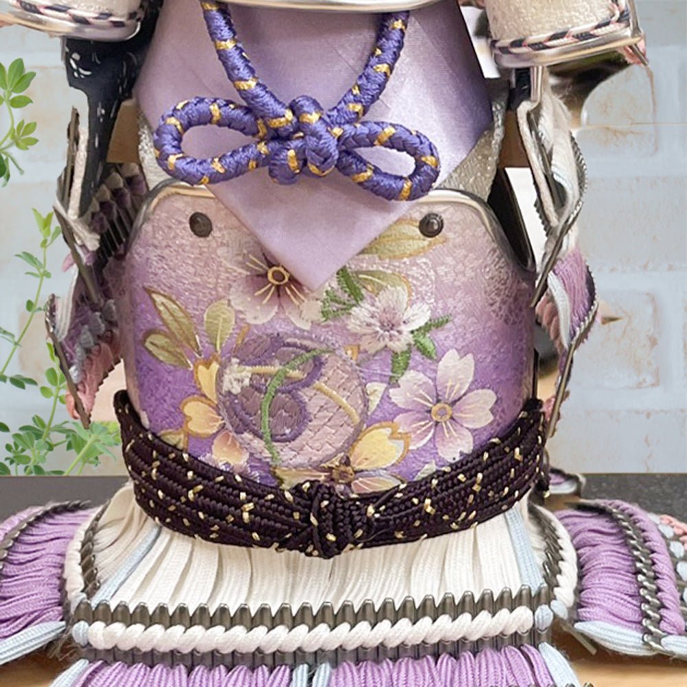 横幅25.5cm|4号 ケース奉納鎧飾り| 藤色|彩色な彩り艶やかな色艶 |パープル |五月人形|コンパクト おしゃれ 兜鎧飾り 端午の節句飾り ケース飾り - ひなせい 五月人形