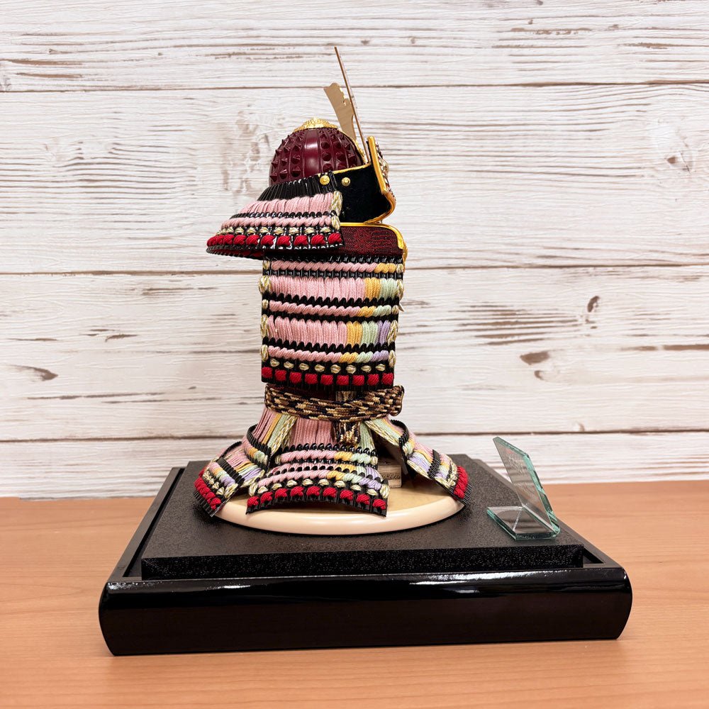 横幅25.5cm|4号 ケース奉納鎧飾り 金駒刺繍| 桃色 エンジ|彩色な彩り艶やかな色艶 |五月人形|コンパクト おしゃれ 兜鎧飾り 端午の節句飾り ケース飾り - ひなせい 五月人形