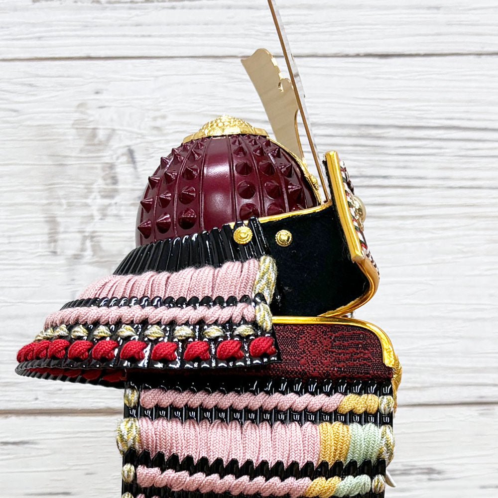 横幅25.5cm|4号 ケース奉納鎧飾り 金駒刺繍| 桃色 エンジ|彩色な彩り艶やかな色艶 |五月人形|コンパクト おしゃれ 兜鎧飾り 端午の節句飾り ケース飾り - ひなせい 五月人形