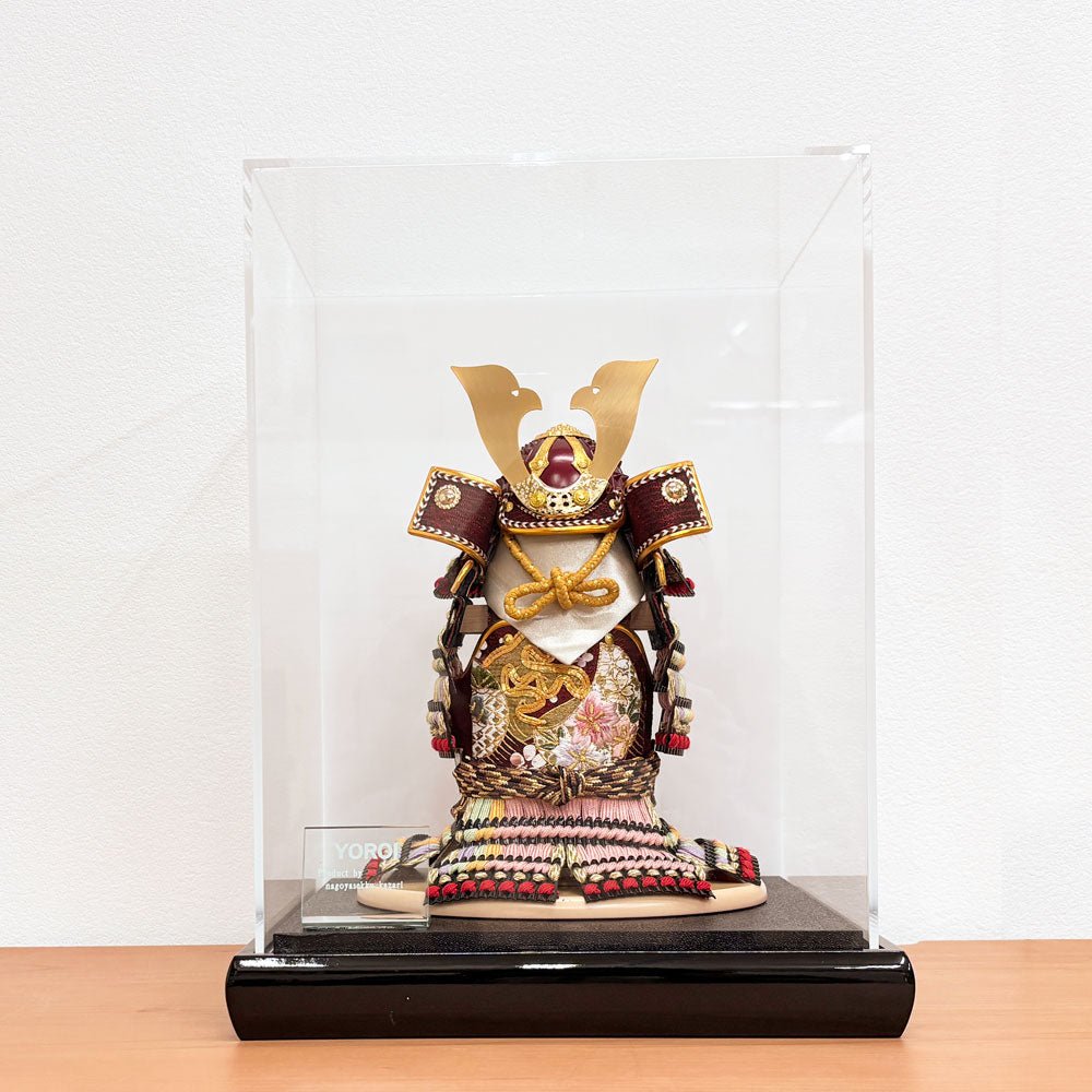 横幅25.5cm|4号 ケース奉納鎧飾り 金駒刺繍| 桃色 エンジ|彩色な彩り艶やかな色艶 |五月人形|コンパクト おしゃれ 兜鎧飾り 端午の節句飾り ケース飾り - ひなせい 五月人形