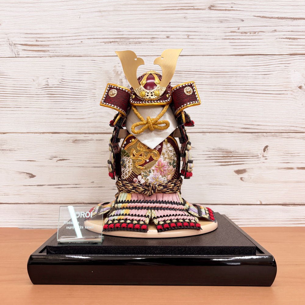 横幅25.5cm|4号 ケース奉納鎧飾り 金駒刺繍| 桃色 エンジ|彩色な彩り艶やかな色艶 |五月人形|コンパクト おしゃれ 兜鎧飾り 端午の節句飾り ケース飾り - ひなせい 五月人形