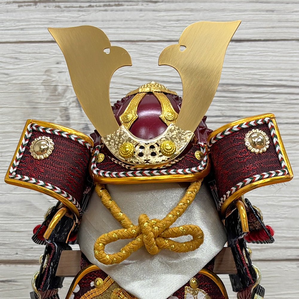 横幅25.5cm|4号 ケース奉納鎧飾り 金駒刺繍| 桃色 エンジ|彩色な彩り艶やかな色艶 |五月人形|コンパクト おしゃれ 兜鎧飾り 端午の節句飾り ケース飾り - ひなせい 五月人形