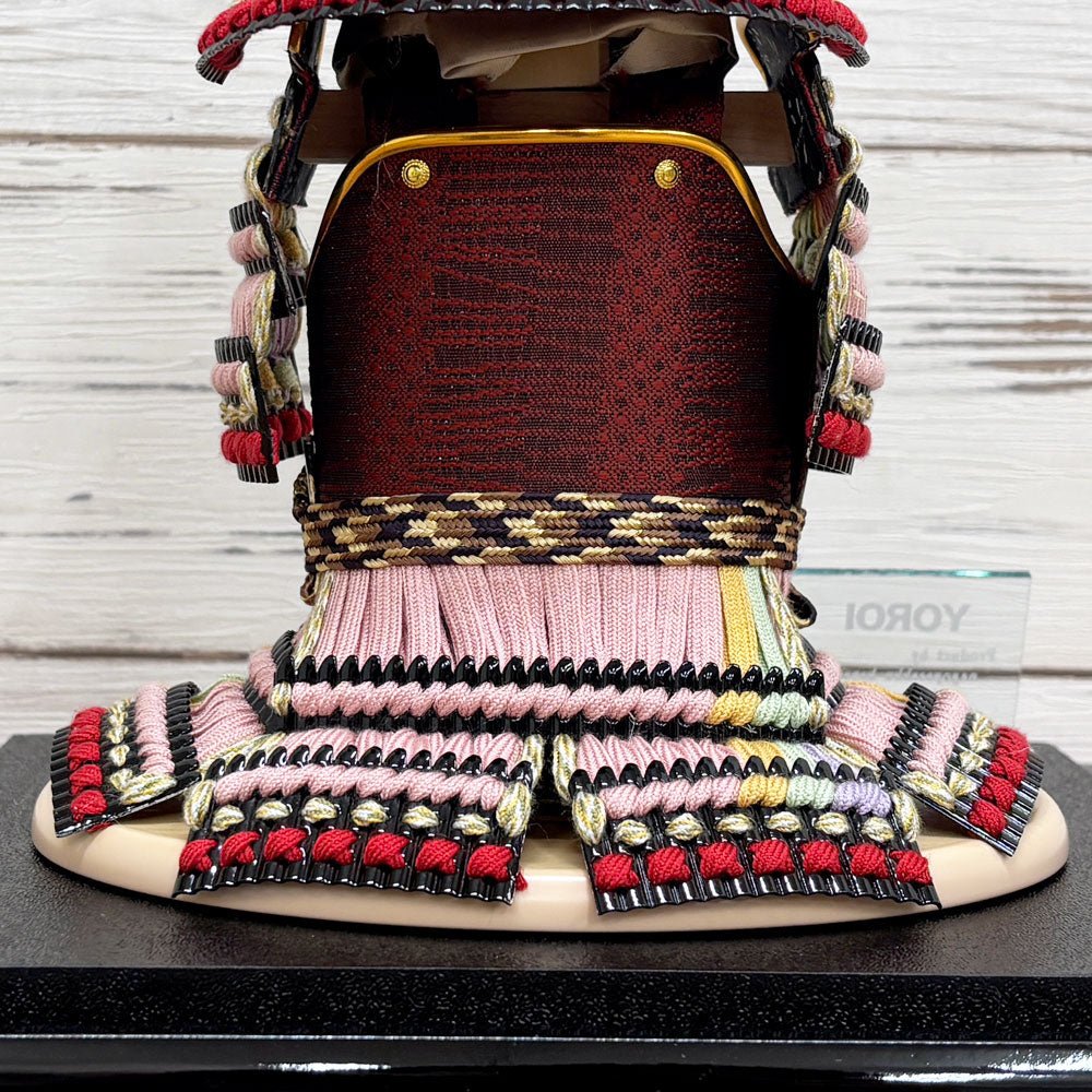 横幅25.5cm|4号 ケース奉納鎧飾り 金駒刺繍| 桃色 エンジ|彩色な彩り艶やかな色艶 |五月人形|コンパクト おしゃれ 兜鎧飾り 端午の節句飾り ケース飾り - ひなせい 五月人形