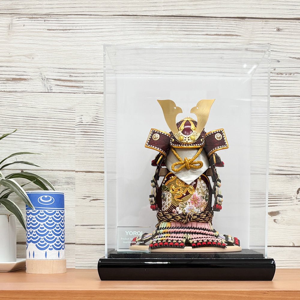 横幅25.5cm|4号 ケース奉納鎧飾り 金駒刺繍| 桃色 エンジ|彩色な彩り艶やかな色艶 |五月人形|コンパクト おしゃれ 兜鎧飾り 端午の節句飾り ケース飾り - ひなせい 五月人形