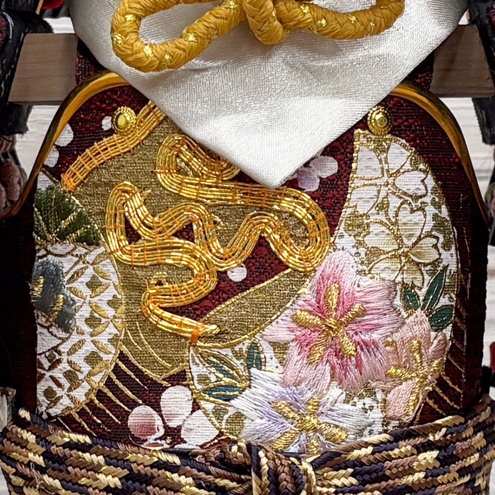 横幅25.5cm|4号 ケース奉納鎧飾り 金駒刺繍| 桃色 エンジ|彩色な彩り艶やかな色艶 |五月人形|コンパクト おしゃれ 兜鎧飾り 端午の節句飾り ケース飾り - ひなせい 五月人形