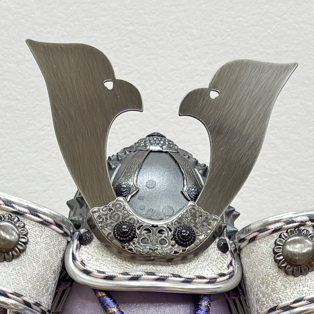 横幅25.5cm|4号 ケース奉納鎧飾り| 藤色|彩色な彩り艶やかな色艶 |パープル |五月人形|コンパクト おしゃれ 兜鎧飾り 端午の節句飾り ケース飾り - ひなせい 五月人形