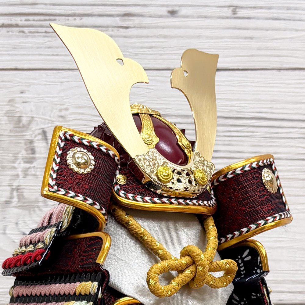 横幅25.5cm|4号 ケース奉納鎧飾り 金駒刺繍| 桃色 エンジ|彩色な彩り艶やかな色艶 |五月人形|コンパクト おしゃれ 兜鎧飾り 端午の節句飾り ケース飾り - ひなせい 五月人形