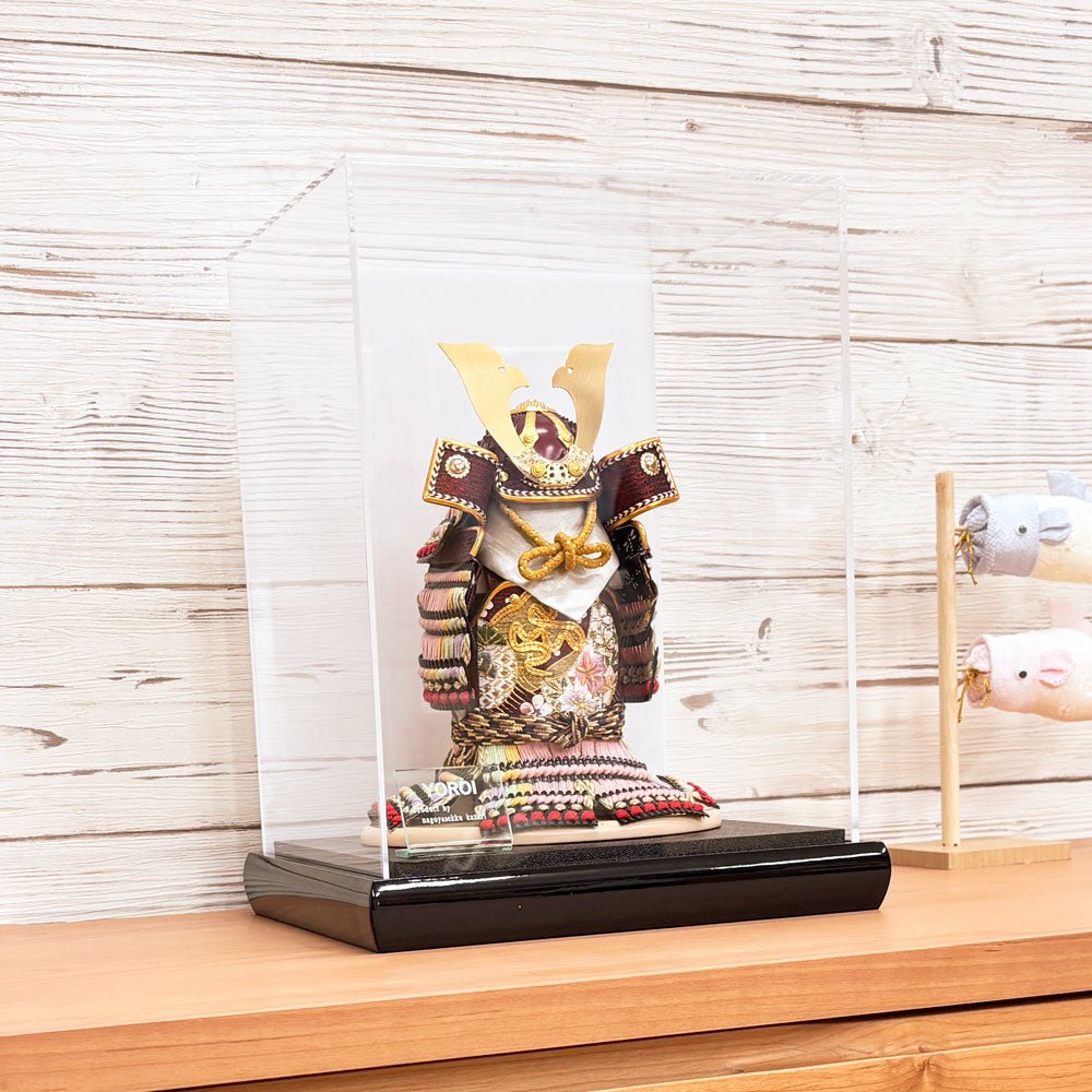 横幅25.5cm|4号 ケース奉納鎧飾り 金駒刺繍| 桃色 エンジ|彩色な彩り艶やかな色艶 |五月人形|コンパクト おしゃれ 兜鎧飾り 端午の節句飾り ケース飾り - ひなせい 五月人形