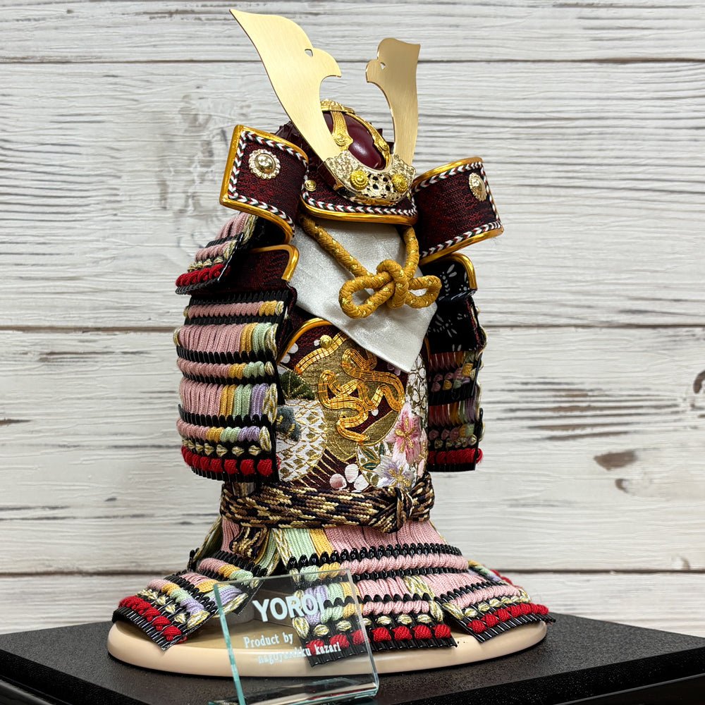 横幅25.5cm|4号 ケース奉納鎧飾り 金駒刺繍| 桃色 エンジ|彩色な彩り艶やかな色艶 |五月人形|コンパクト おしゃれ 兜鎧飾り 端午の節句飾り ケース飾り - ひなせい 五月人形