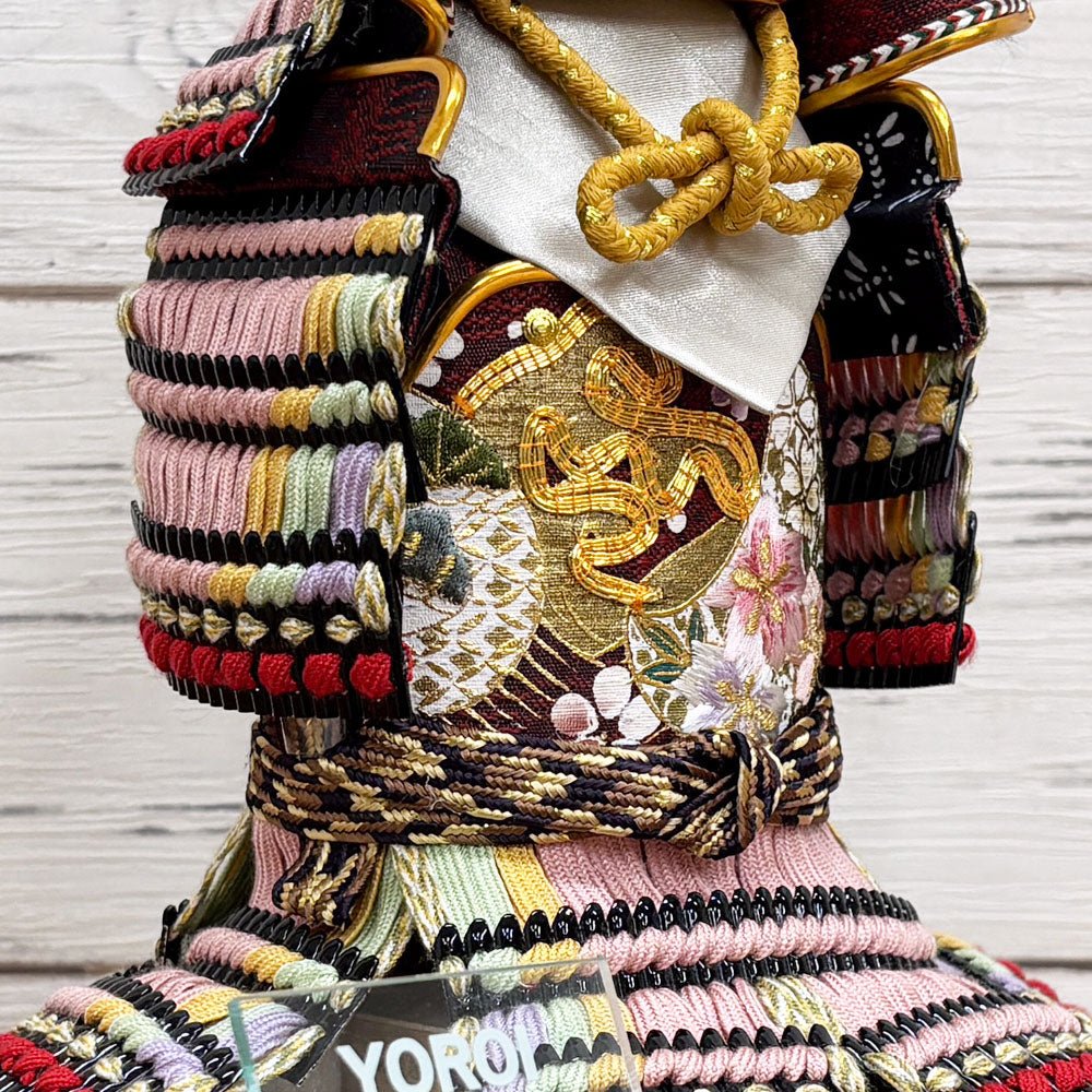 横幅25.5cm|4号 ケース奉納鎧飾り 金駒刺繍| 桃色 エンジ|彩色な彩り艶やかな色艶 |五月人形|コンパクト おしゃれ 兜鎧飾り 端午の節句飾り ケース飾り - ひなせい 五月人形
