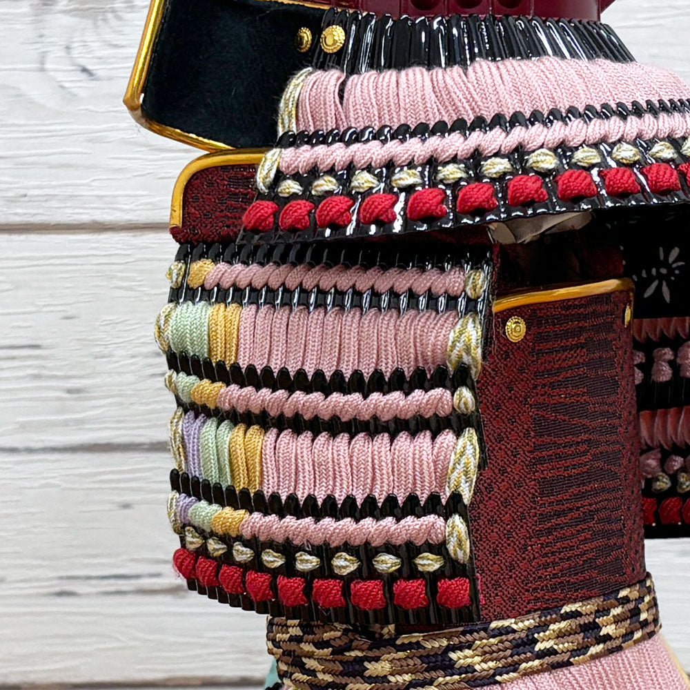 横幅25.5cm|4号 ケース奉納鎧飾り 金駒刺繍| 桃色 エンジ|彩色な彩り艶やかな色艶 |五月人形|コンパクト おしゃれ 兜鎧飾り 端午の節句飾り ケース飾り - ひなせい 五月人形