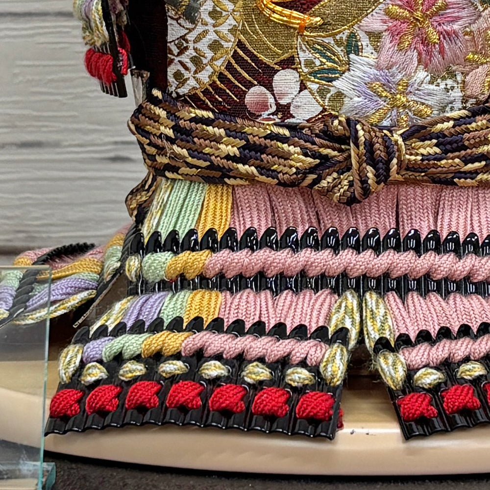 横幅25.5cm|4号 ケース奉納鎧飾り 金駒刺繍| 桃色 エンジ|彩色な彩り艶やかな色艶 |五月人形|コンパクト おしゃれ 兜鎧飾り 端午の節句飾り ケース飾り - ひなせい 五月人形