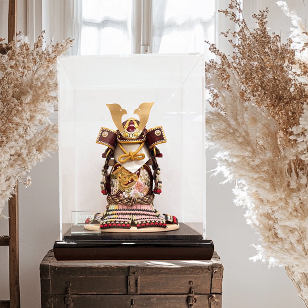 横幅25.5cm|4号 ケース奉納鎧飾り 金駒刺繍| 桃色 エンジ|彩色な彩り艶やかな色艶 |五月人形|コンパクト おしゃれ 兜鎧飾り 端午の節句飾り ケース飾り - ひなせい 五月人形