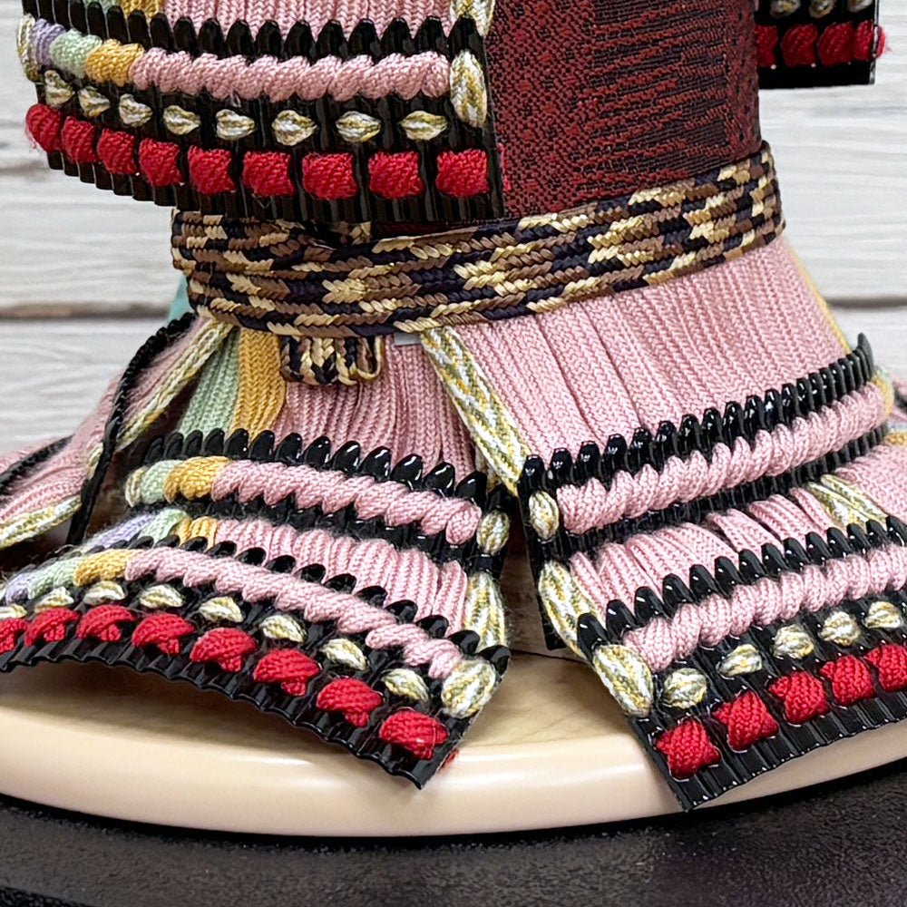 横幅25.5cm|4号 ケース奉納鎧飾り 金駒刺繍| 桃色 エンジ|彩色な彩り艶やかな色艶 |五月人形|コンパクト おしゃれ 兜鎧飾り 端午の節句飾り ケース飾り - ひなせい 五月人形