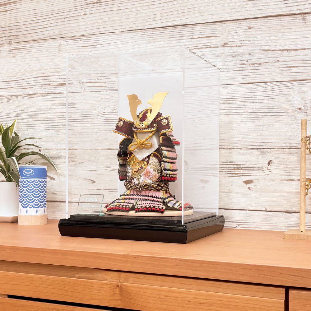 横幅25.5cm|4号 ケース奉納鎧飾り 金駒刺繍| 桃色 エンジ|彩色な彩り艶やかな色艶 |五月人形|コンパクト おしゃれ 兜鎧飾り 端午の節句飾り ケース飾り - ひなせい 五月人形