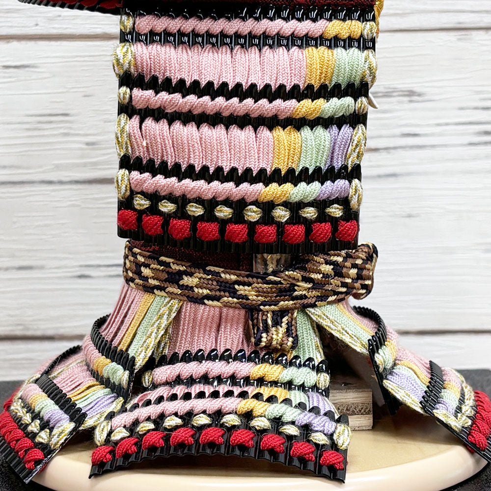 横幅25.5cm|4号 ケース奉納鎧飾り 金駒刺繍| 桃色 エンジ|彩色な彩り艶やかな色艶 |五月人形|コンパクト おしゃれ 兜鎧飾り 端午の節句飾り ケース飾り - ひなせい 五月人形