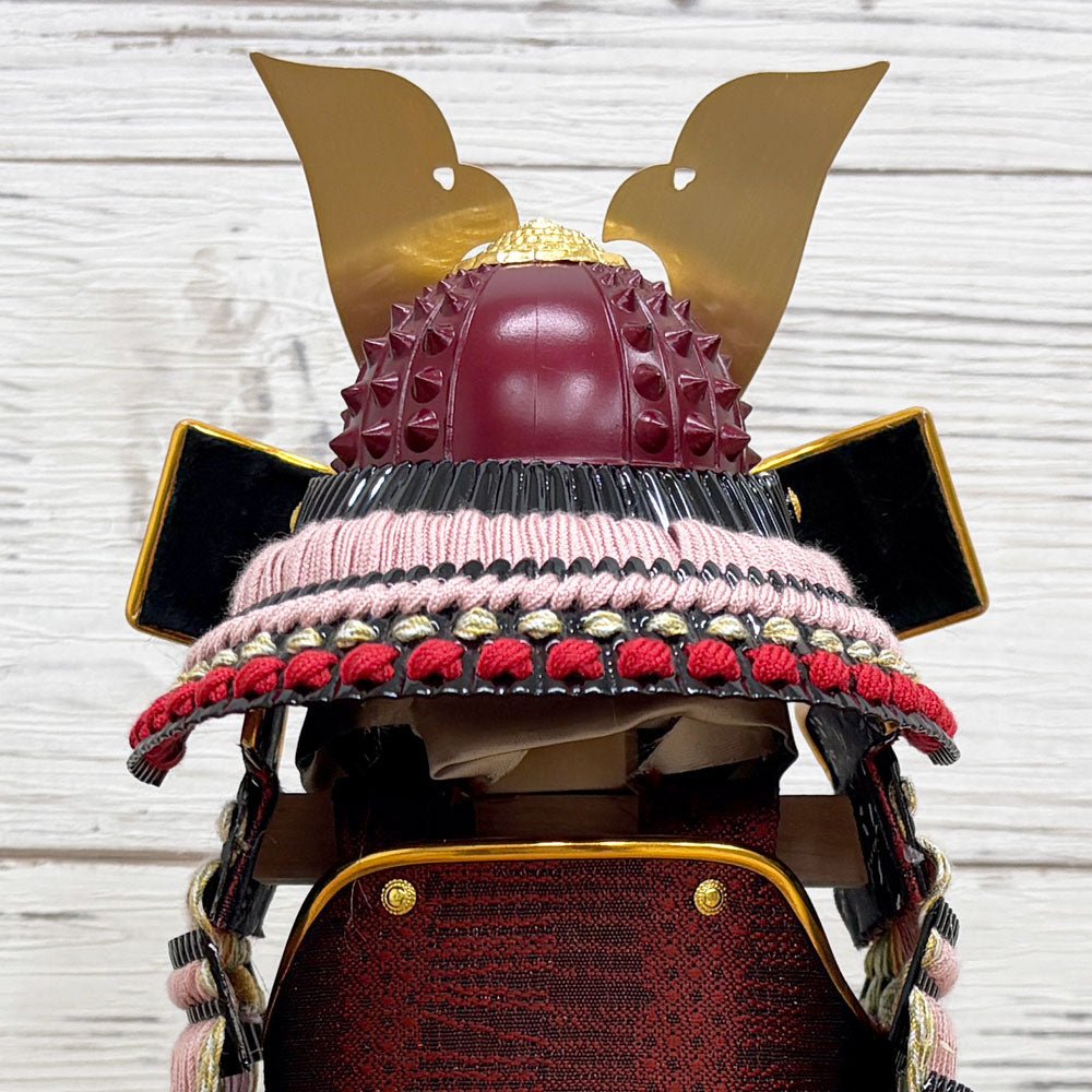 横幅25.5cm|4号 ケース奉納鎧飾り 金駒刺繍| 桃色 エンジ|彩色な彩り艶やかな色艶 |五月人形|コンパクト おしゃれ 兜鎧飾り 端午の節句飾り ケース飾り - ひなせい 五月人形