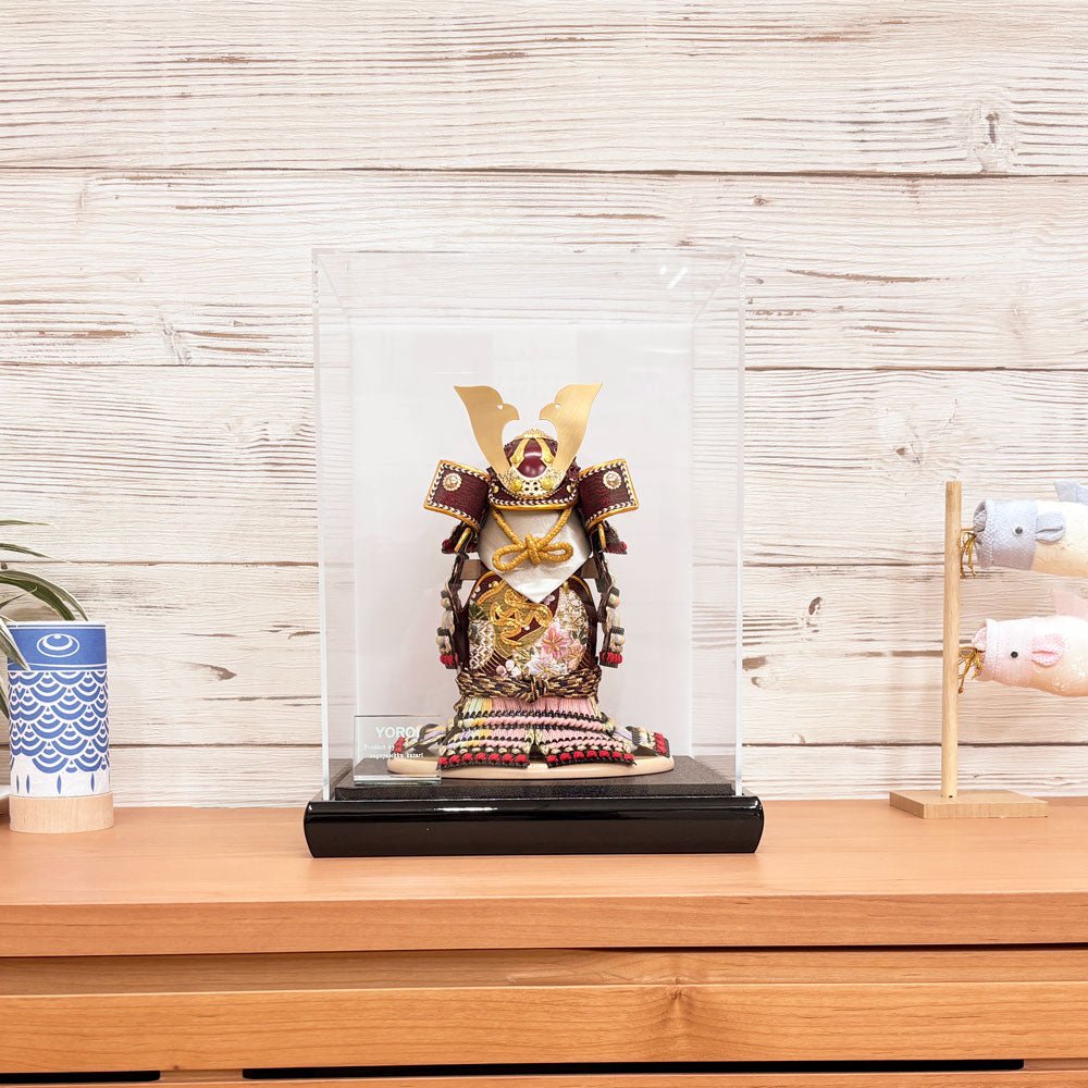 横幅25.5cm|4号 ケース奉納鎧飾り 金駒刺繍| 桃色 エンジ|彩色な彩り艶やかな色艶 |五月人形|コンパクト おしゃれ 兜鎧飾り 端午の節句飾り ケース飾り - ひなせい 五月人形