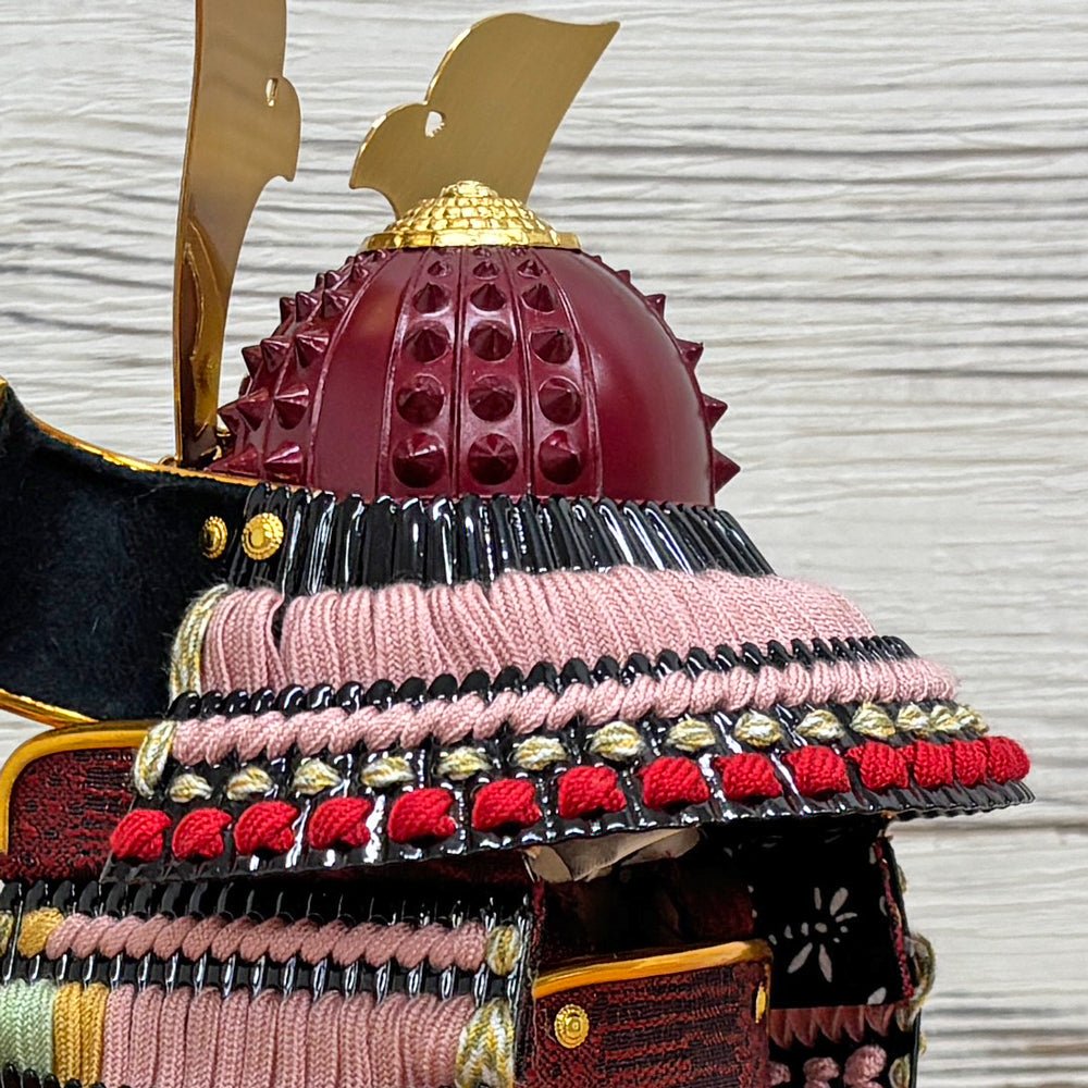 横幅25.5cm|4号 ケース奉納鎧飾り 金駒刺繍| 桃色 エンジ|彩色な彩り艶やかな色艶 |五月人形|コンパクト おしゃれ 兜鎧飾り 端午の節句飾り ケース飾り - ひなせい 五月人形