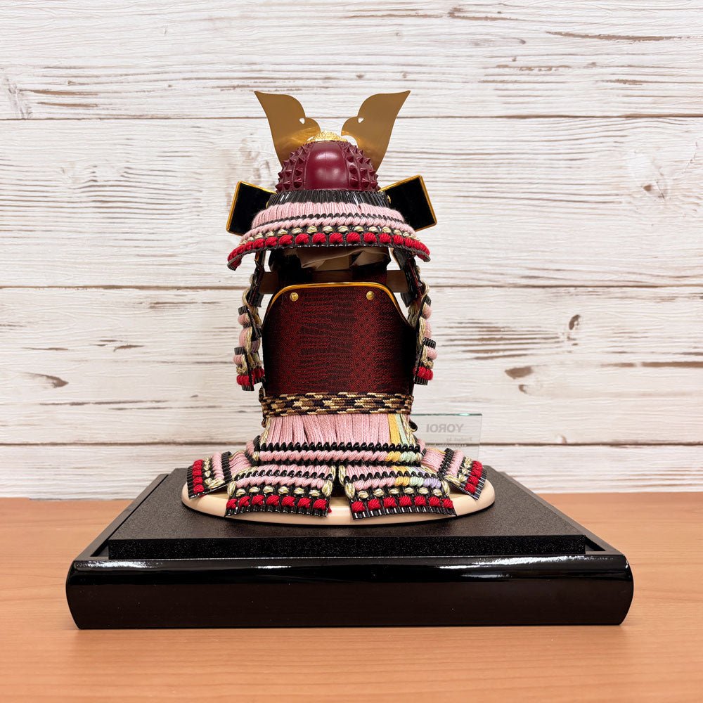 横幅25.5cm|4号 ケース奉納鎧飾り 金駒刺繍| 桃色 エンジ|彩色な彩り艶やかな色艶 |五月人形|コンパクト おしゃれ 兜鎧飾り 端午の節句飾り ケース飾り - ひなせい 五月人形