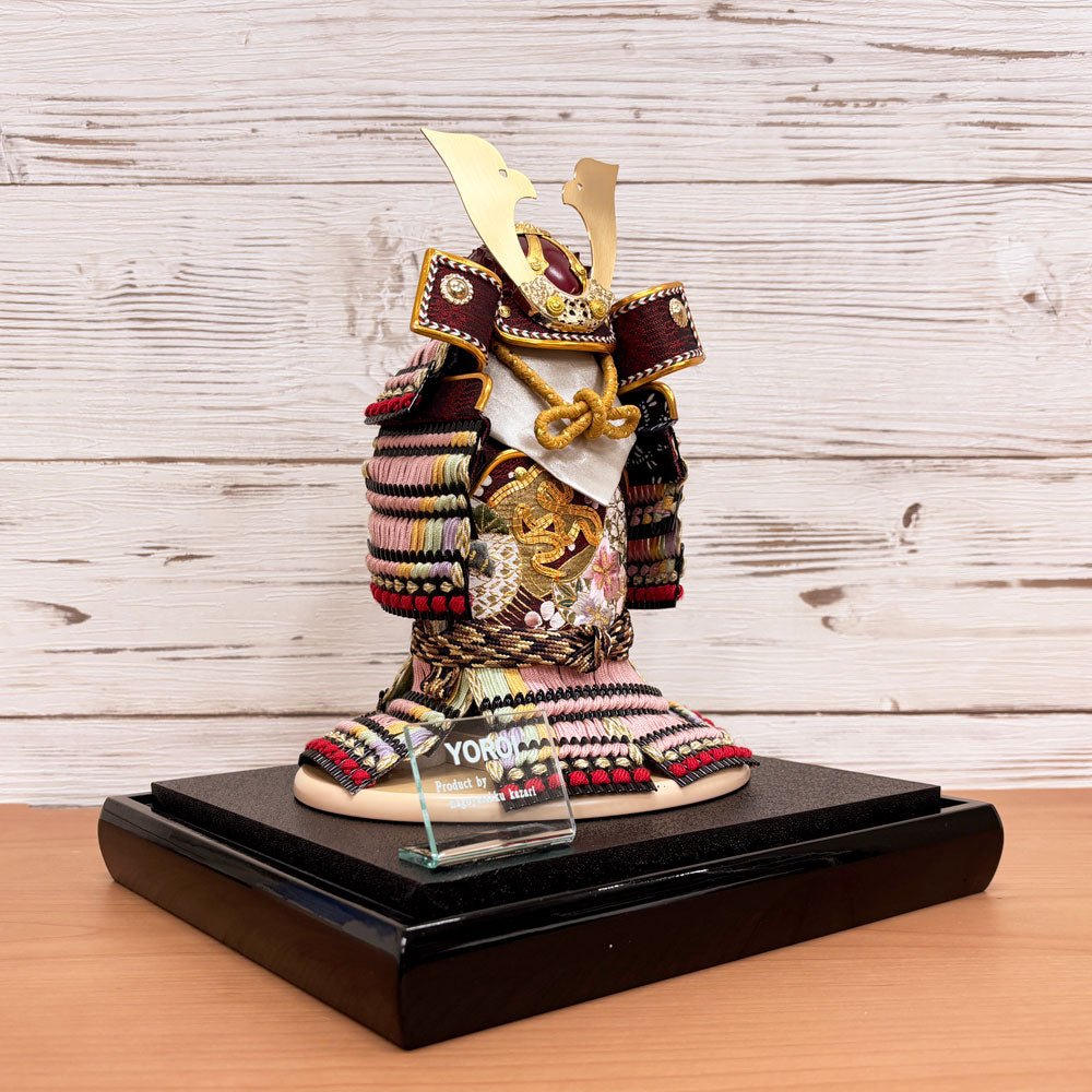 横幅25.5cm|4号 ケース奉納鎧飾り 金駒刺繍| 桃色 エンジ|彩色な彩り艶やかな色艶 |五月人形|コンパクト おしゃれ 兜鎧飾り 端午の節句飾り ケース飾り - ひなせい 五月人形