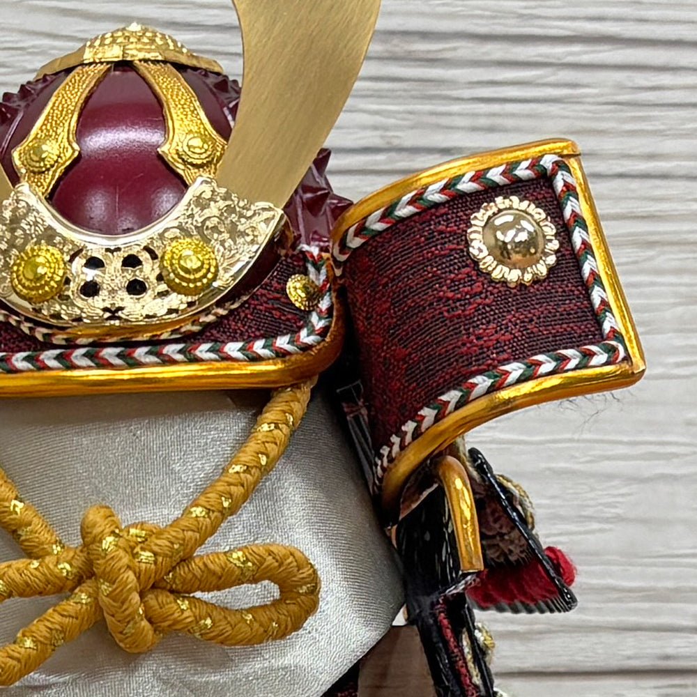 横幅25.5cm|4号 ケース奉納鎧飾り 金駒刺繍| 桃色 エンジ|彩色な彩り艶やかな色艶 |五月人形|コンパクト おしゃれ 兜鎧飾り 端午の節句飾り ケース飾り - ひなせい 五月人形