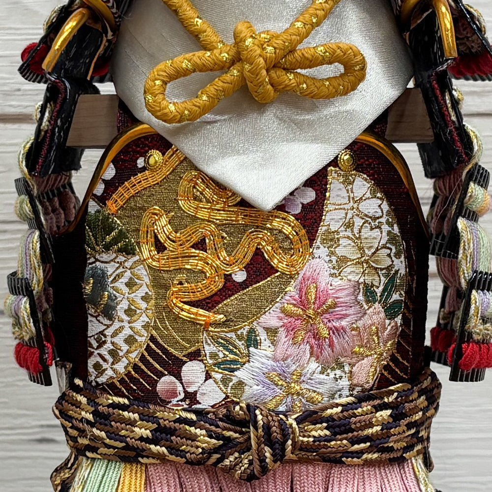 横幅25.5cm|4号 ケース奉納鎧飾り 金駒刺繍| 桃色 エンジ|彩色な彩り艶やかな色艶 |五月人形|コンパクト おしゃれ 兜鎧飾り 端午の節句飾り ケース飾り - ひなせい 五月人形