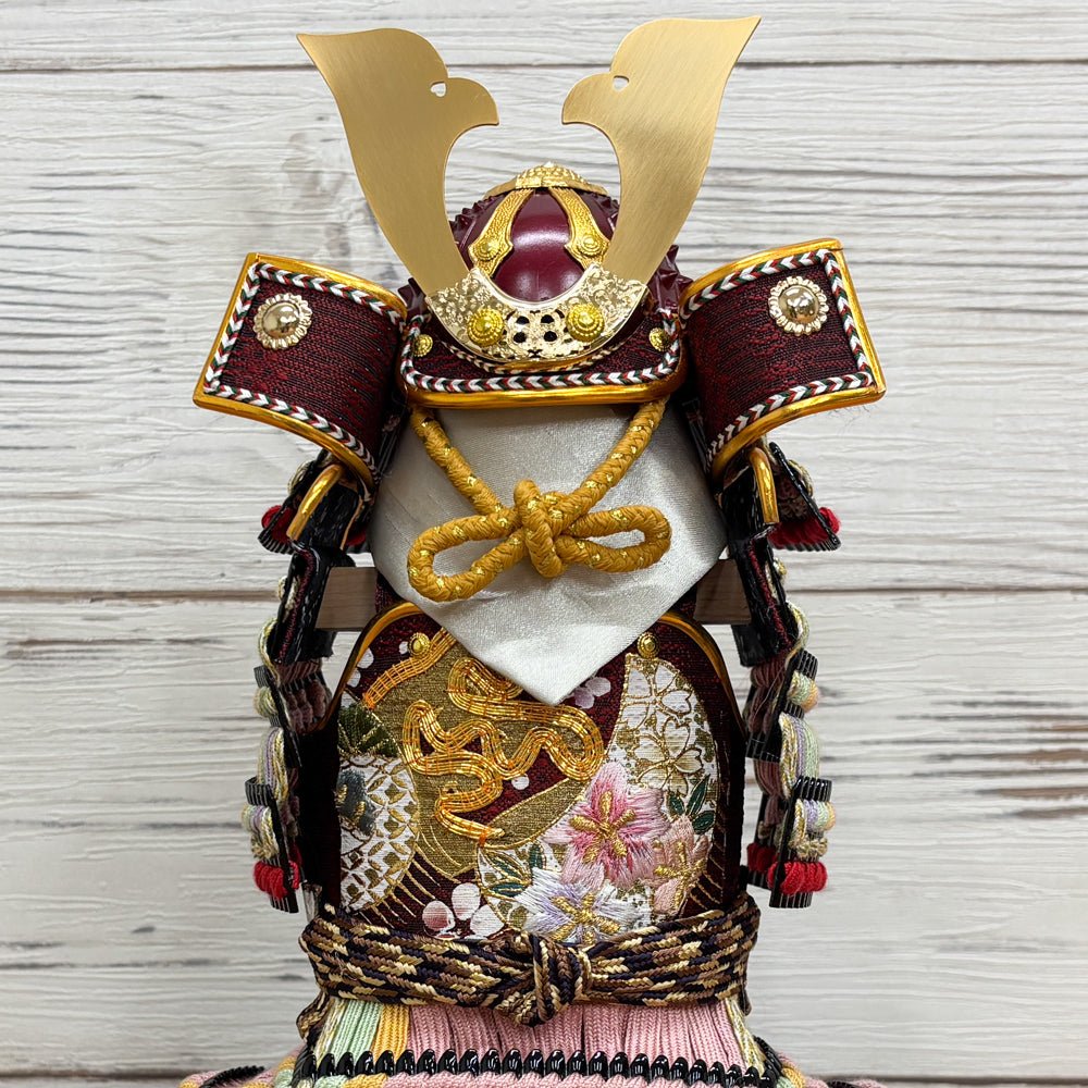 横幅25.5cm|4号 ケース奉納鎧飾り 金駒刺繍| 桃色 エンジ|彩色な彩り艶やかな色艶 |五月人形|コンパクト おしゃれ 兜鎧飾り 端午の節句飾り ケース飾り - ひなせい 五月人形