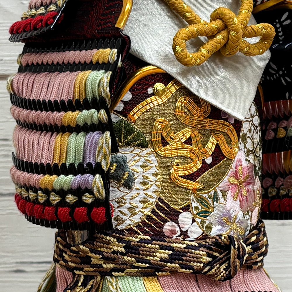 横幅25.5cm|4号 ケース奉納鎧飾り 金駒刺繍| 桃色 エンジ|彩色な彩り艶やかな色艶 |五月人形|コンパクト おしゃれ 兜鎧飾り 端午の節句飾り ケース飾り - ひなせい 五月人形