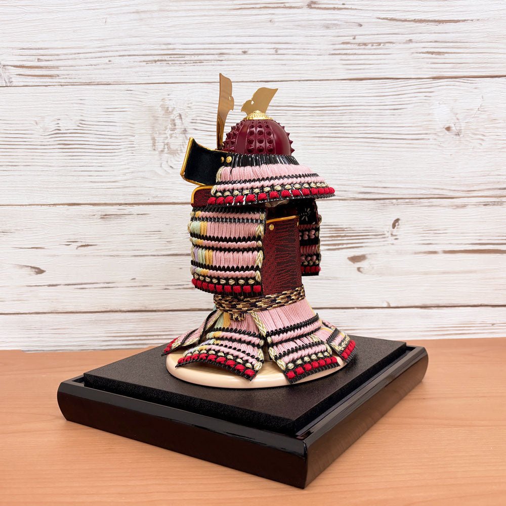 横幅25.5cm|4号 ケース奉納鎧飾り 金駒刺繍| 桃色 エンジ|彩色な彩り艶やかな色艶 |五月人形|コンパクト おしゃれ 兜鎧飾り 端午の節句飾り ケース飾り - ひなせい 五月人形