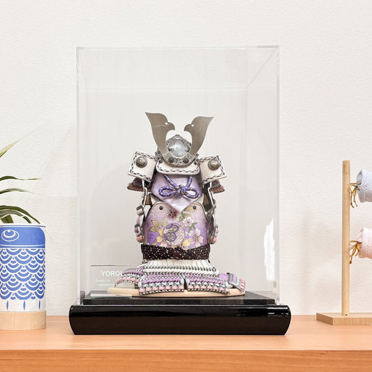 横幅25.5cm|4号 ケース奉納鎧飾り| 藤色|彩色な彩り艶やかな色艶 |パープル |五月人形|コンパクト おしゃれ 兜鎧飾り 端午の節句飾り ケース飾り - ひなせい 五月人形