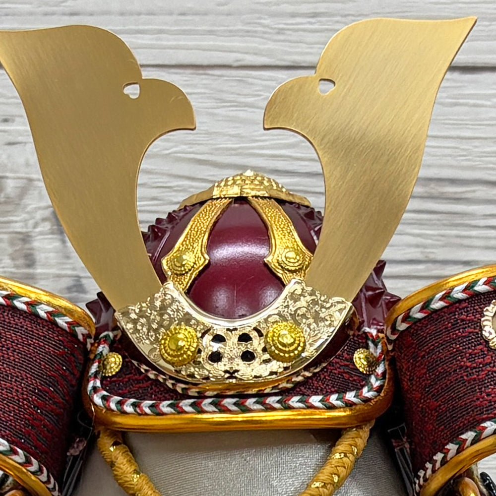 横幅25.5cm|4号 ケース奉納鎧飾り 金駒刺繍| 桃色 エンジ|彩色な彩り艶やかな色艶 |五月人形|コンパクト おしゃれ 兜鎧飾り 端午の節句飾り ケース飾り - ひなせい 五月人形