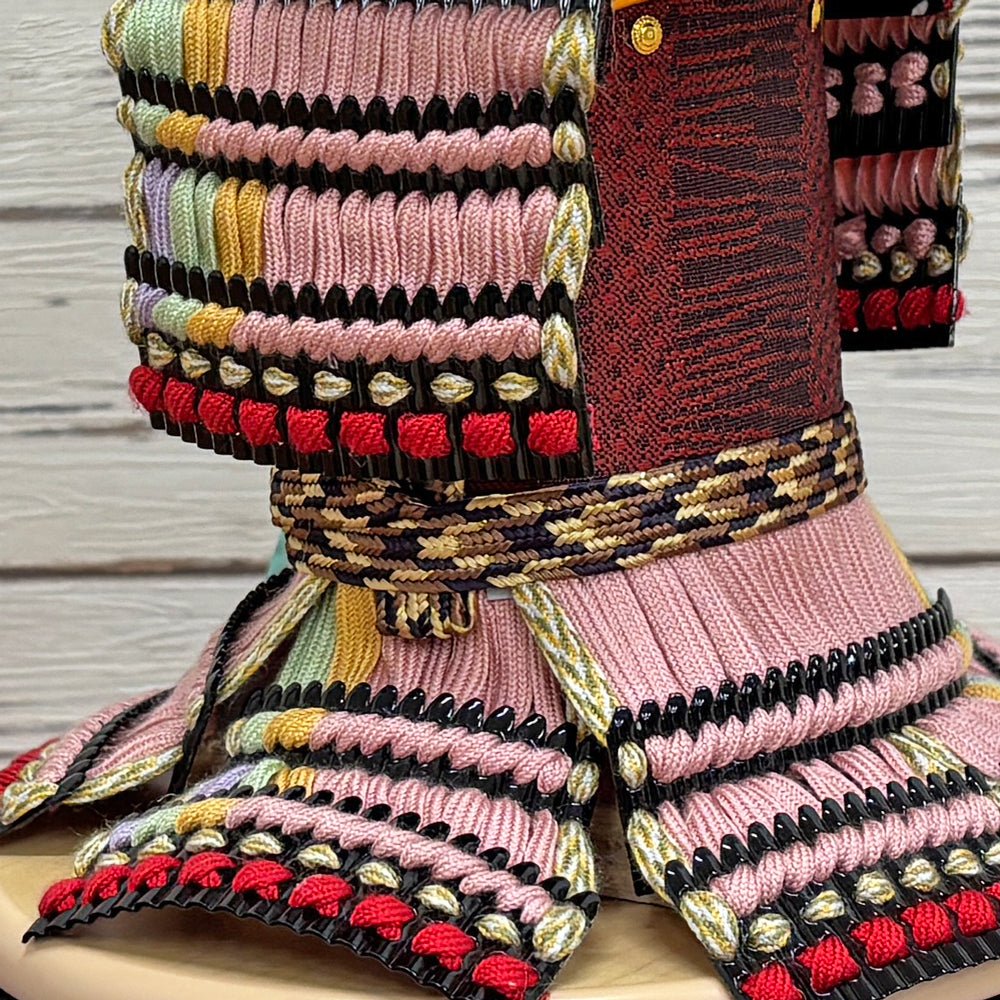 横幅25.5cm|4号 ケース奉納鎧飾り 金駒刺繍| 桃色 エンジ|彩色な彩り艶やかな色艶 |五月人形|コンパクト おしゃれ 兜鎧飾り 端午の節句飾り ケース飾り - ひなせい 五月人形