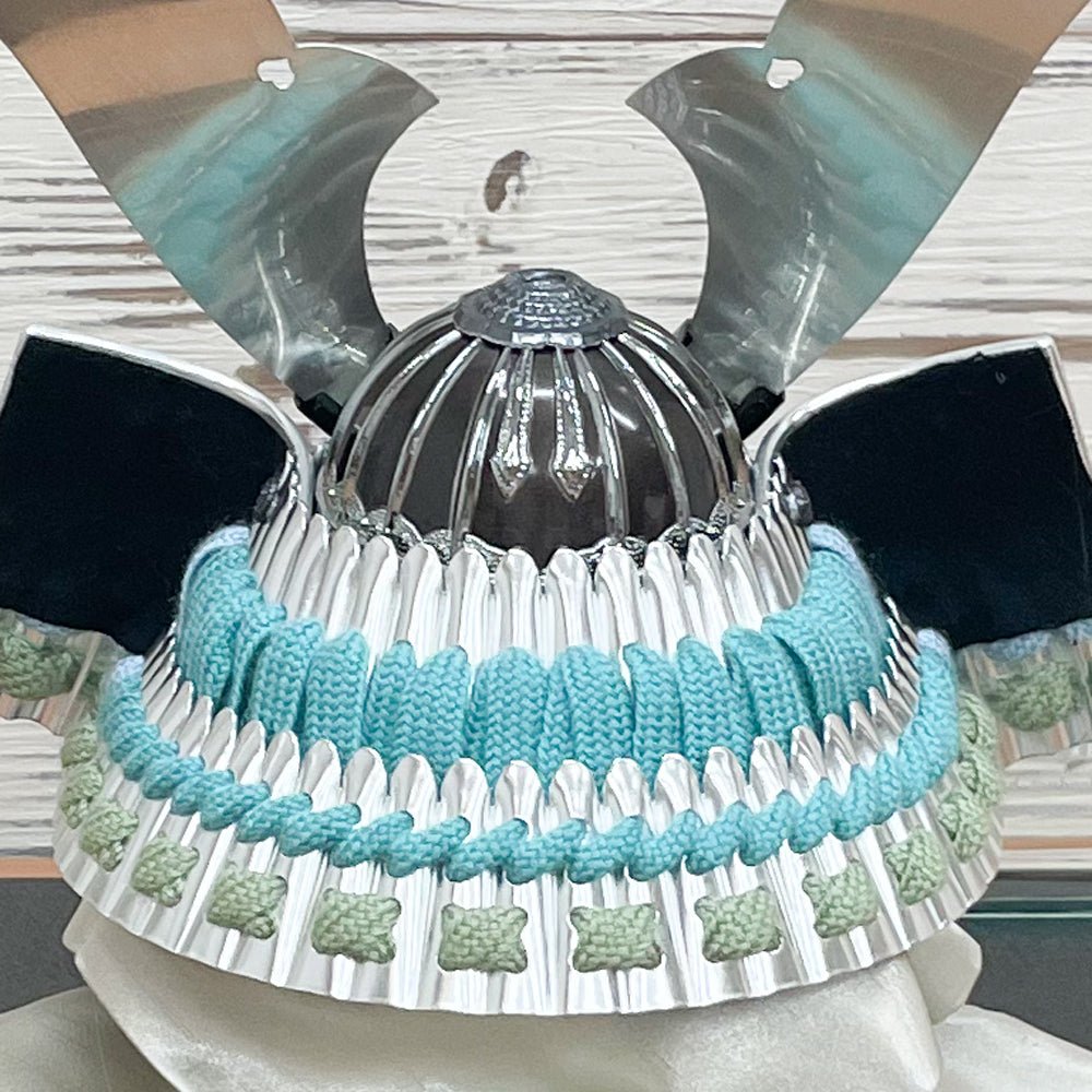 横幅25cm|コンパクトケース飾り|ターコイズブルーの五月人形| 水色 モダンなデザイン|コンパクト おしゃれ 兜鎧飾り 端午の節句飾り - ひなせい 五月人形