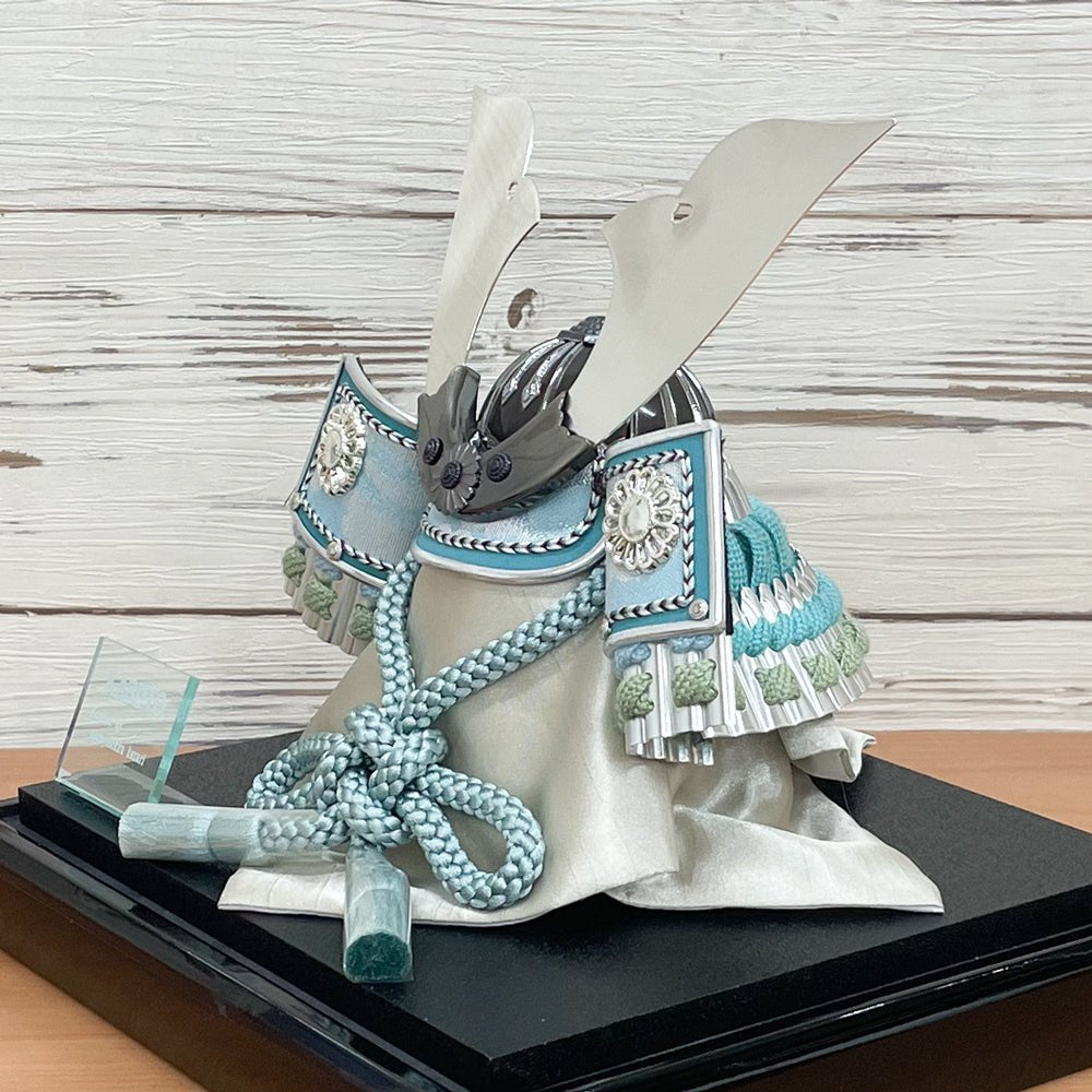 横幅25cm|コンパクトケース飾り|ターコイズブルーの五月人形| 水色 モダンなデザイン|コンパクト おしゃれ 兜鎧飾り 端午の節句飾り - ひなせい 五月人形