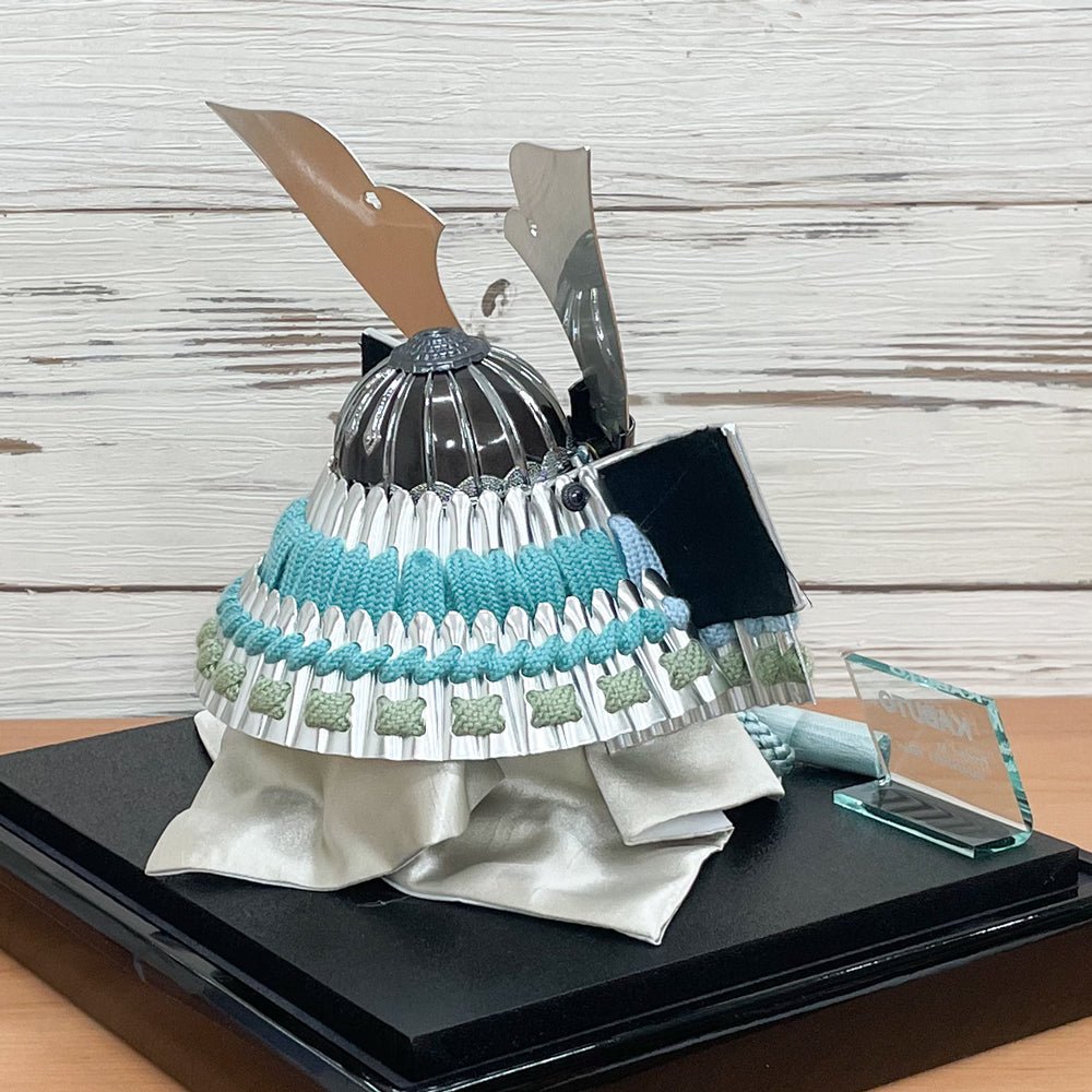 横幅25cm|コンパクトケース飾り|ターコイズブルーの五月人形| 水色 モダンなデザイン|コンパクト おしゃれ 兜鎧飾り 端午の節句飾り - ひなせい 五月人形