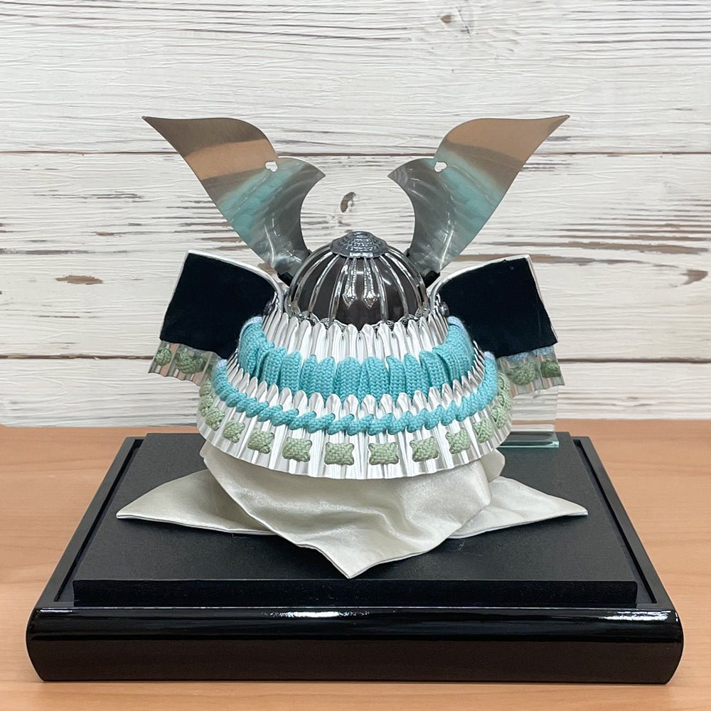 横幅25cm|コンパクトケース飾り|ターコイズブルーの五月人形| 水色 モダンなデザイン|コンパクト おしゃれ 兜鎧飾り 端午の節句飾り - ひなせい 五月人形