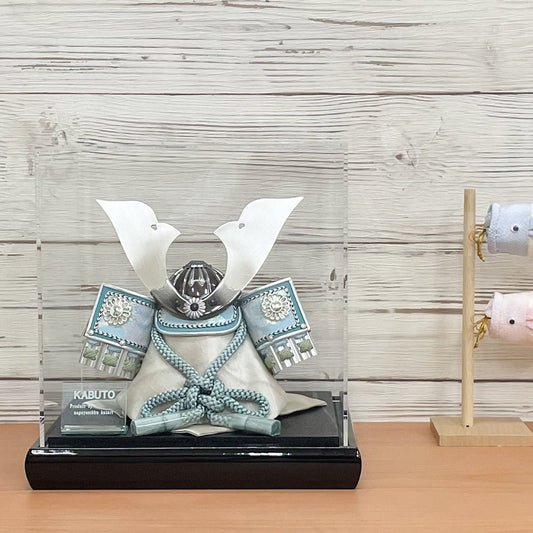 横幅25cm|コンパクトケース飾り|ブルーの五月人形| 水色 モダンなデザイン|コンパクト おしゃれ 兜鎧飾り 端午の節句飾り - ひなせい 五月人形