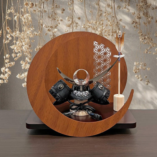 横幅32cm|4号 ブロンズ 武将 上杉謙信|月型ブラウン|小粋な五月人形|コンパクト おしゃれ 兜鎧飾り 端午の節句飾り こどもの日 5月人形 人気 かぶと - ひなせい 五月人形