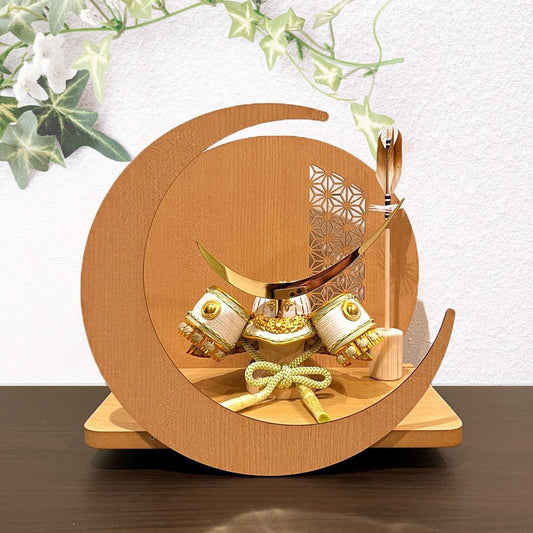 横幅32cm|4号 くすみ色緑 武将 伊達政宗|半月 ナチュラル|三日月と円形が絶妙 五月人形|コンパクト おしゃれ 兜鎧飾り 端午の節句飾り こどもの日 5月人形 人気 かわいい - ひなせい 五月人形