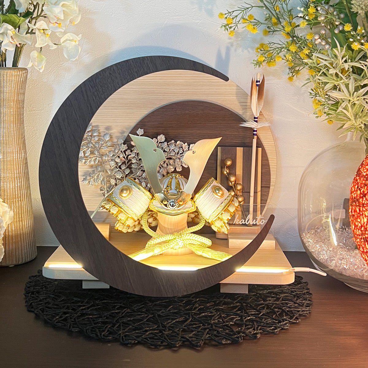 横幅32cm|4号 くすみ色緑 ブラウン moonlight|電気がつく 丸いタイプ 五月人形 コンパクト|おしゃれ 兜鎧飾り 端午の節句飾り こどもの日 - ひなせい 五月人形