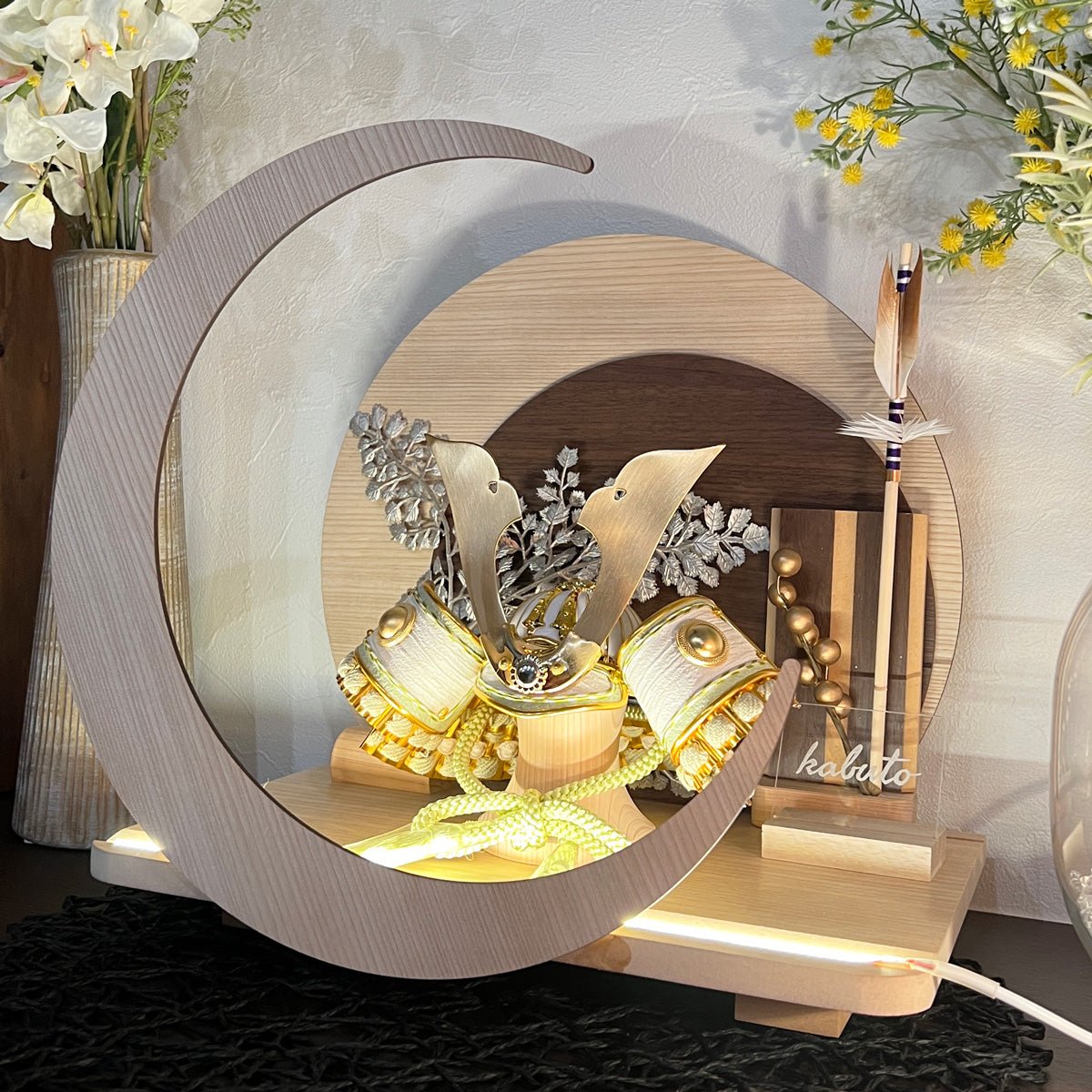 横幅32cm|4号 くすみ色緑 ナチュラル moonlight|電気がつく 丸いタイプ 五月人形 コンパクト|おしゃれ 兜鎧飾り 端午の節句飾り 子どもの日 - ひなせい 五月人形