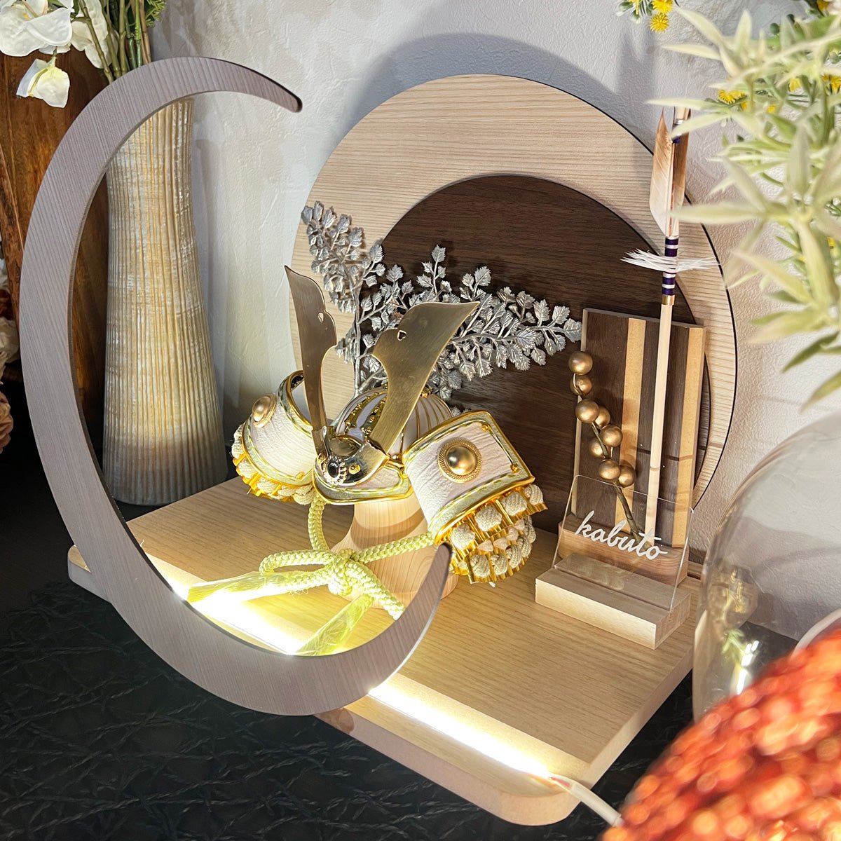 横幅32cm|4号 くすみ色緑 ナチュラル moonlight|電気がつく 丸いタイプ 五月人形 コンパクト|おしゃれ 兜鎧飾り 端午の節句飾り 子どもの日 - ひなせい 五月人形