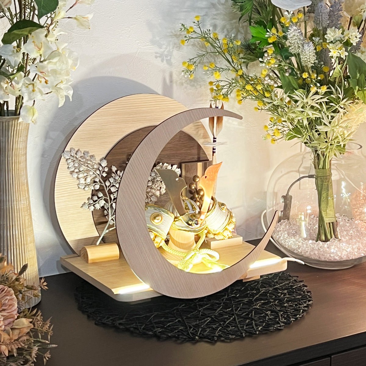 横幅32cm|4号 くすみ色緑 ナチュラル moonlight|電気がつく 丸いタイプ 五月人形 コンパクト|おしゃれ 兜鎧飾り 端午の節句飾り 子どもの日 - ひなせい 五月人形